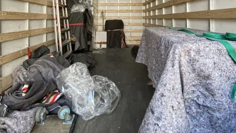 Furgoneta cargada con muebles embalados para su retirada