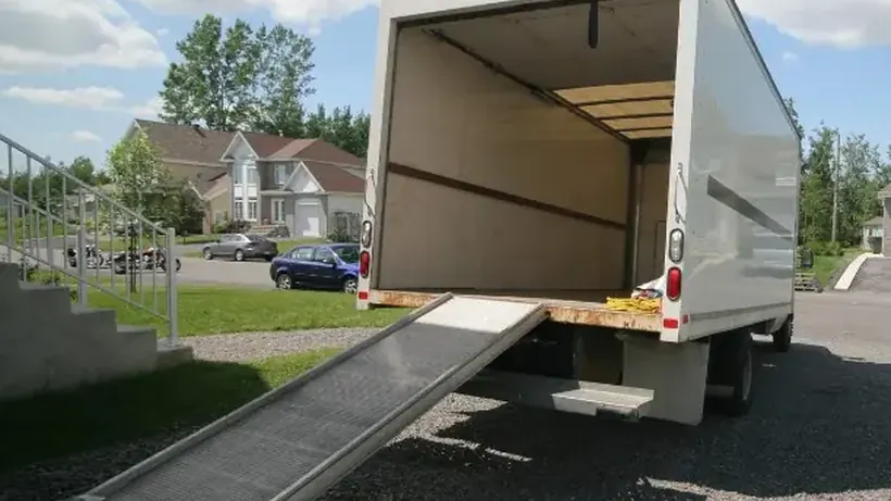 Camión con rampa preparado para la carga durante un vaciado