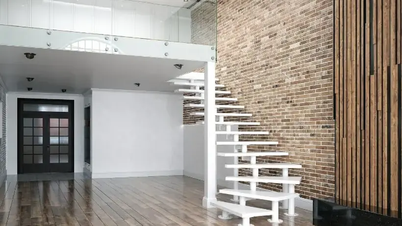 Piso vacío y limpio con escalera, listo para la entrega de llaves