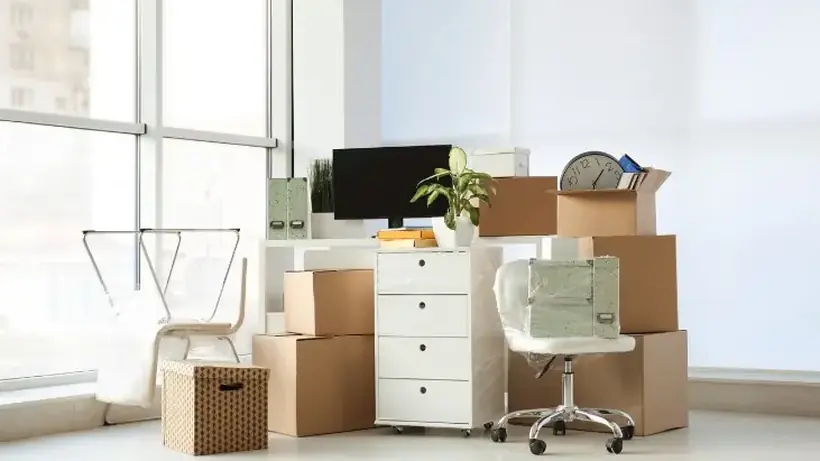 Muebles de oficina y cajas agrupados para valorar qué tiene salida