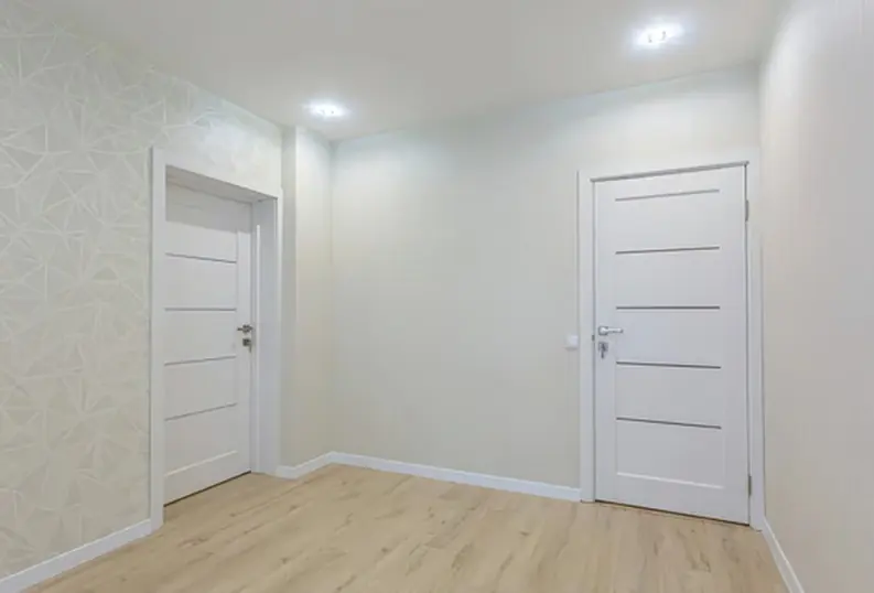 Baño de piso en Valencia después de limpieza profunda — desinfectado y sin cal